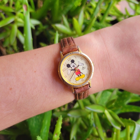 *RARE* Vintage Disney Lorus Mickey Mouse Genuine Leather Quartz Watch - Picture 3 of 12